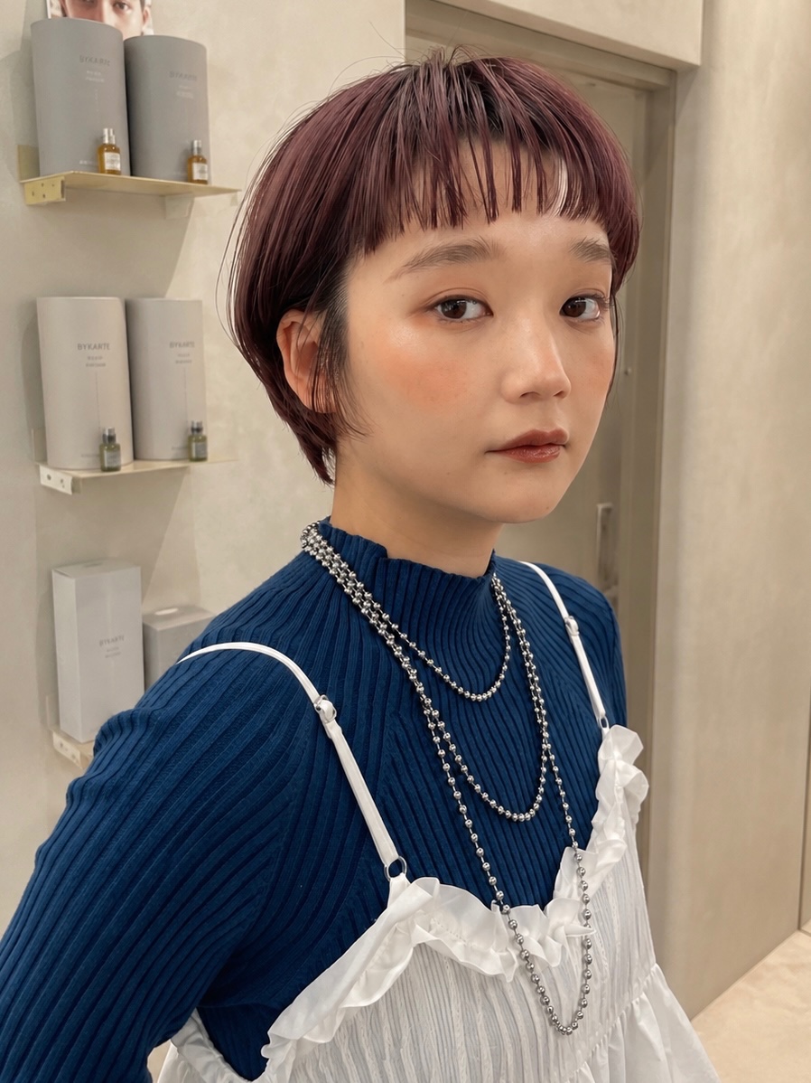 暖色系マッシュショートを正面から捉えた清潔感のあるヘアスタイル