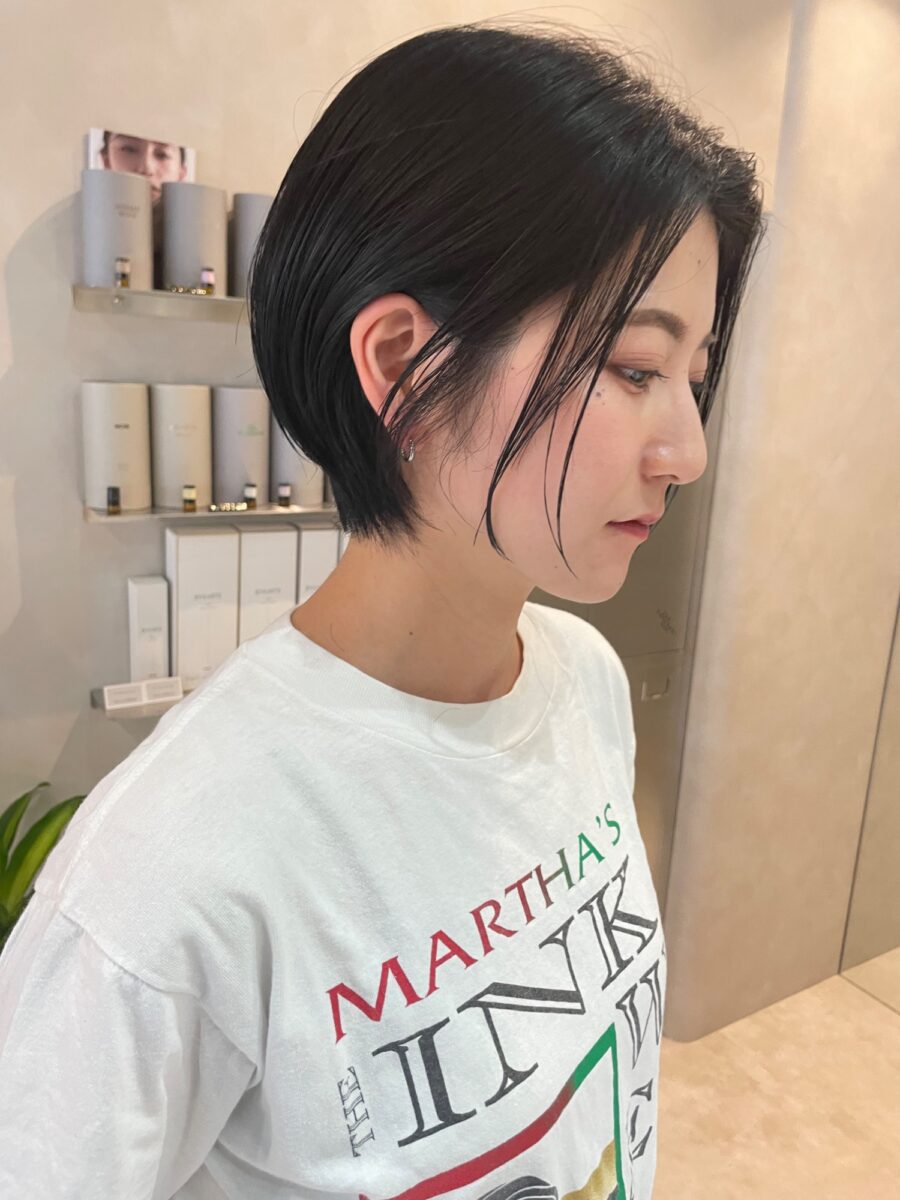 耳かけショートヘアのウェット質感サイドビュー