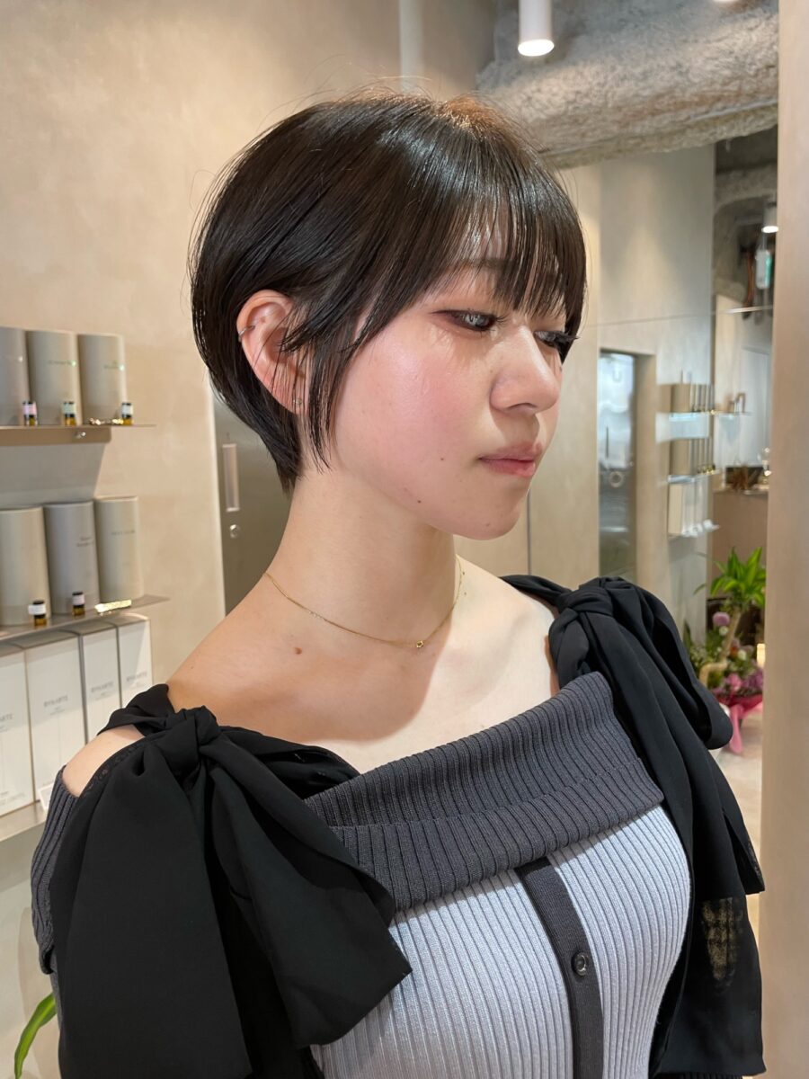 毛先の内巻きを活かした艶やかなショートヘアの後ろ姿
